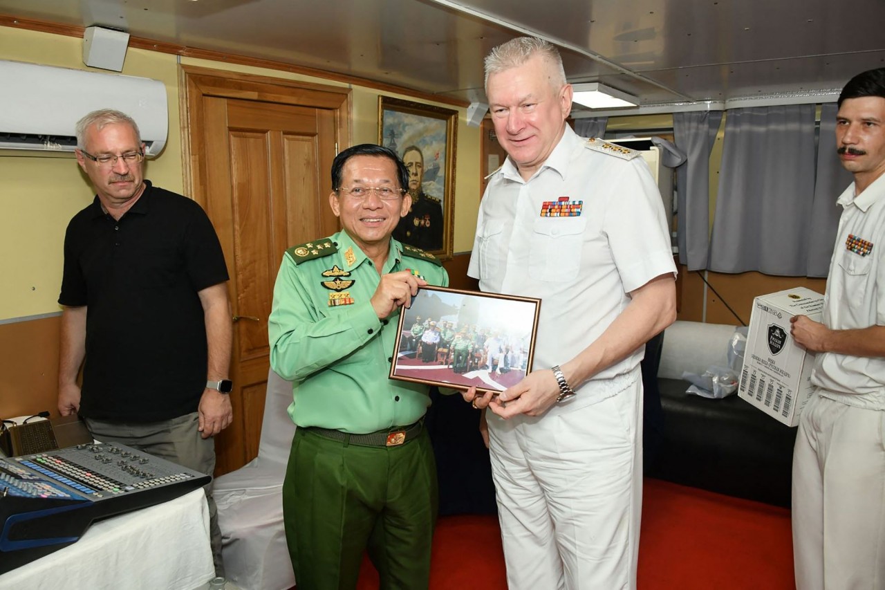 Thống tướng Myanmar Min Aung Hlaing (thứ hai từ trái qua) và Đô đốc Nikolai Yevmenov  (thứ hai từ phải qua) trên tàu khu trục Đô đốc Tributs ngày 6/11. (Nguồn: AFP)