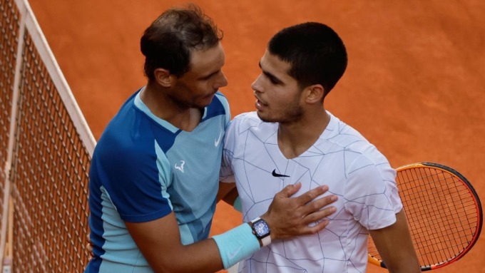 Nadal (trái) và đàn em Alcaraz sau trận tứ kết Madrid Mở rộng 2022. Ảnh: Sport