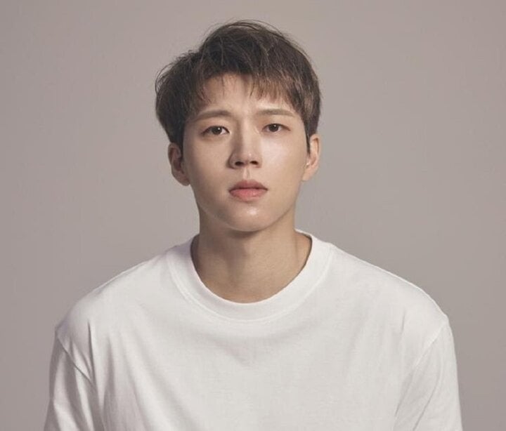 Nam Woo Hyun phải tạm dừng hoạt động vì ca phẫu thuật.