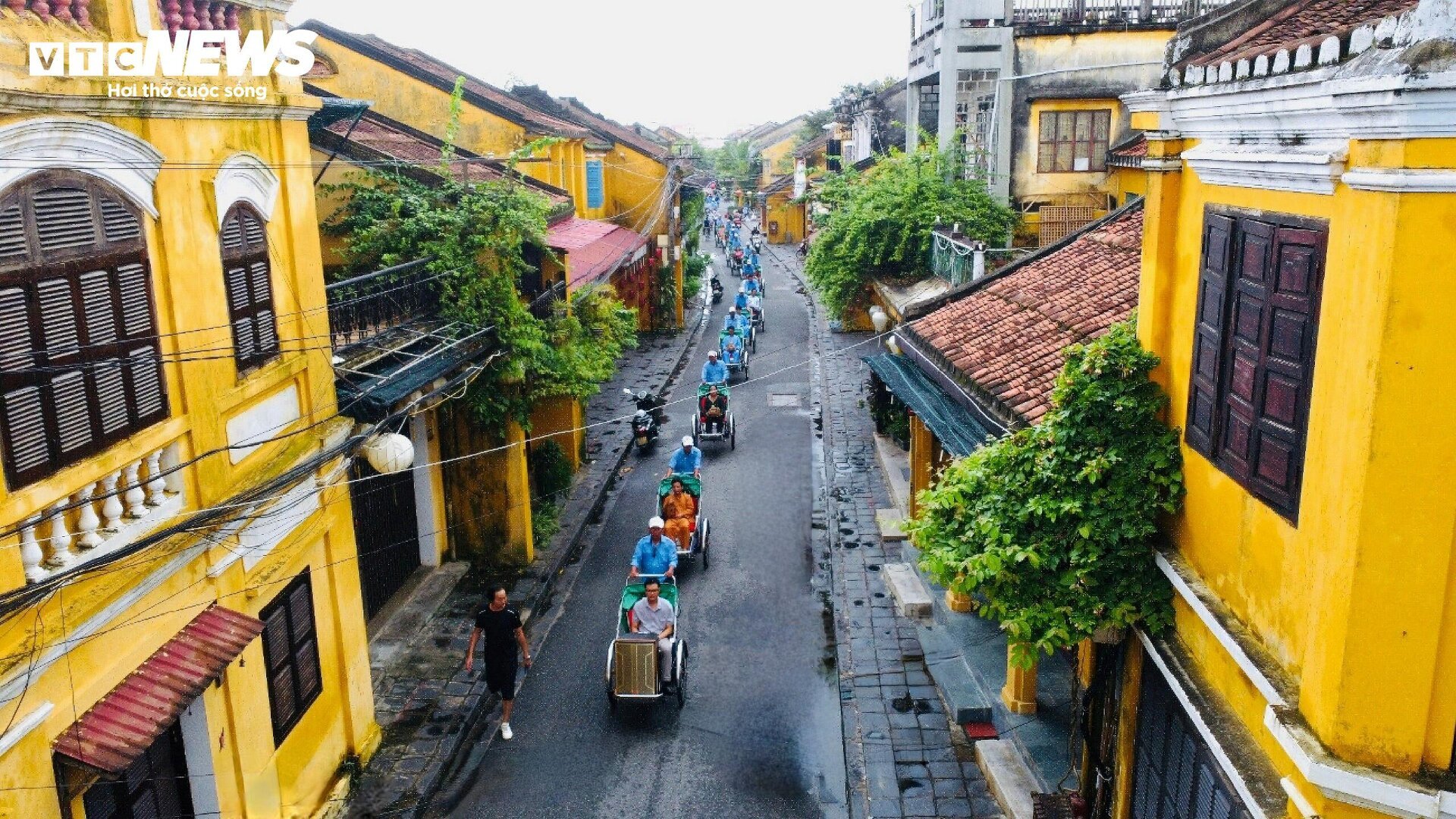 Nghệ nhân Hội An mang sản phẩm gốc tre, đèn lồng ngồi xích lô diễu hành phố cổ - 1