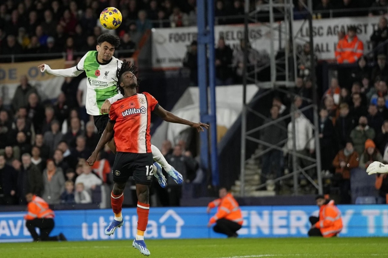 Ngoại hạng Anh: Luis Diaz xuất sắc ghi bàn trong những giây cuối trận đấu Liverpool hòa Luton