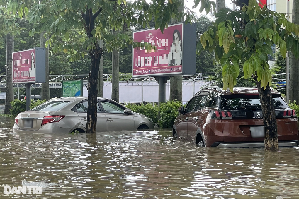 Nước dâng cao trong đêm khiến nhiều ô tô bị ngập sâu (Ảnh: Nhuận Thành)-edited.jpeg