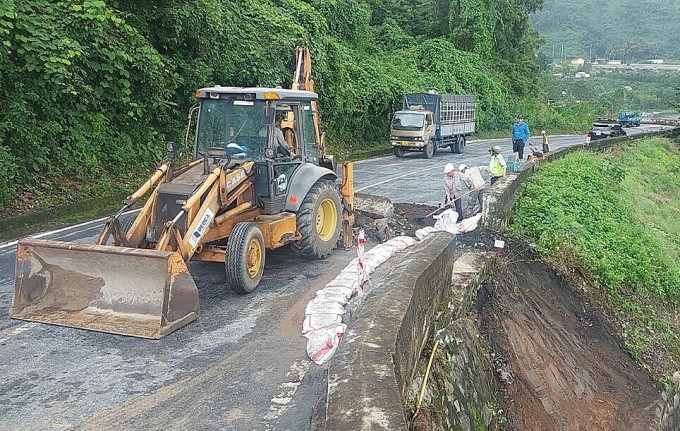 Sạt lở tường hộ lan trên đèo Hải Vân. Ảnh: Anh Duy