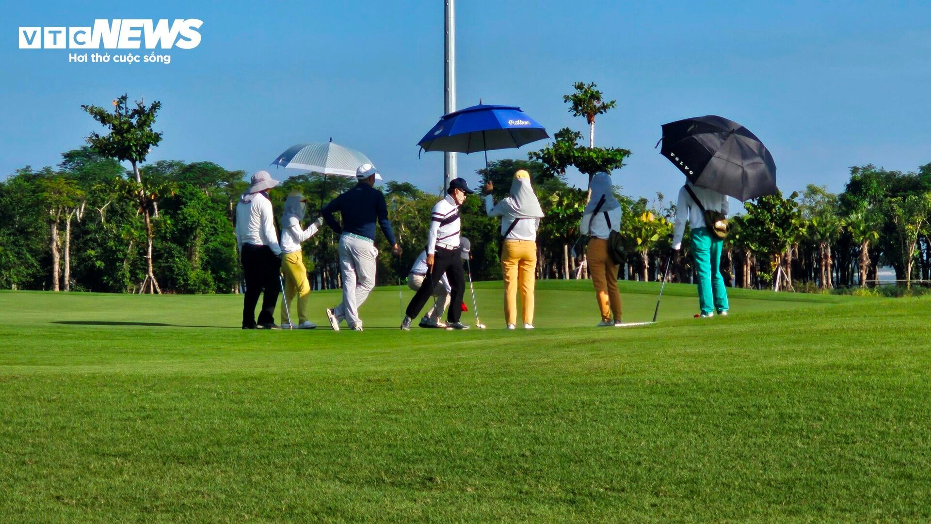 Những góc khuất sân golf - 2