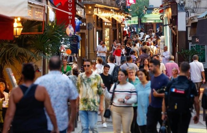 Người dân đi lại trên đường phố Paris (Pháp). Ảnh: Reuters