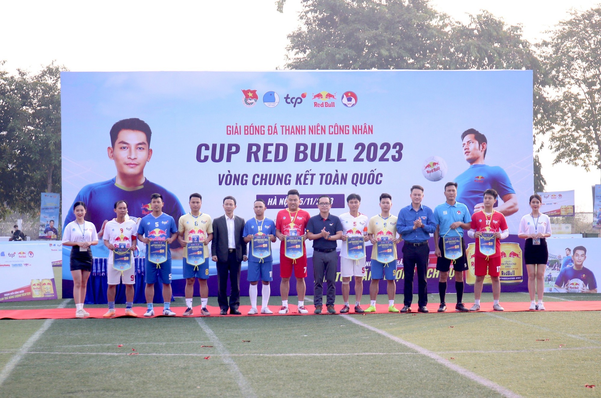 Nữ cầu thủ công nhân cổ vũ đồng nghiệp nam vào chung kết Cúp Red Bull - Ảnh 1.