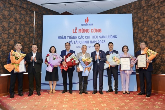 Lãnh đạo Petrovietnam tôn vinh, khen thưởng các Ban chuyên môn Tập đoàn.