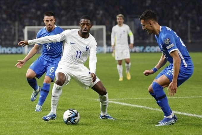 Dembele dẫn bóng trong trận Pháp hòa Hy Lạp 2-2 ở lượt cuối vòng loại Euro 2024 tối 21/11, trên sân Agia Sophia, Hy Lạp. Ảnh: Reuters