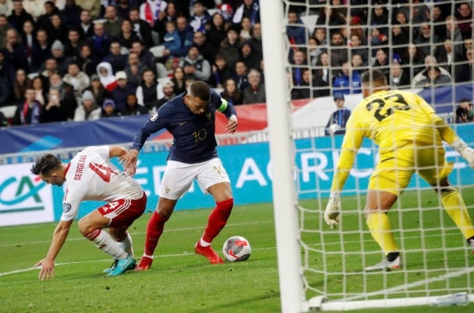 Mbappe vượt qua hậu vệ đối phương để ghi bàn, trong trận Pháp thắng Gibraltar 14-0 ở lượt áp chót vòng loại Euro 2024 tối 18/11, trên sân Allianz Riviera, Pháp. Ảnh: AP