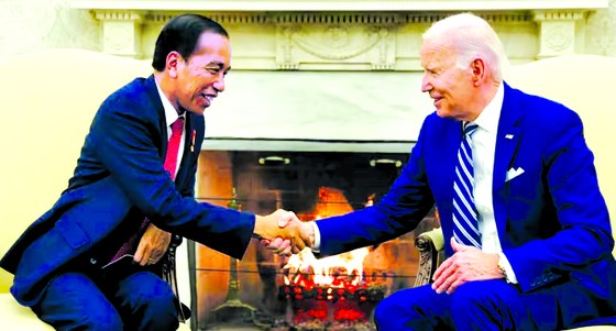 Tổng thống Mỹ Joe Biden (phải) và Tổng thống Indonesia Joko Widodo tại cuộc hội đàm