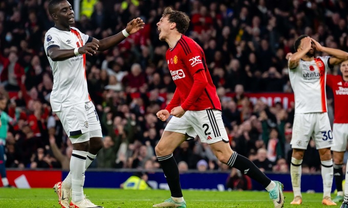 Lindelof phấn khích sau khi ghi bàn giúp Man Utd hạ Luton Town 1-0 trên sân nhà Old Trafford ở vòng 12 Ngoại hạng Anh ngày 11/11. Ảnh: X / manutd