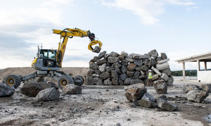 Robot HEAP xây bức tường tự đứng vững từ bê tông tái chế và đá gneiss. Ảnh: Michael Lyrenmann/Science Robotics