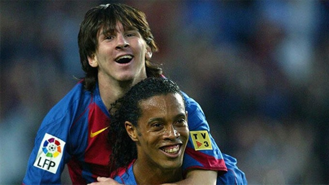 Ronaldinho cõng Messi trên vai sau khi đàn em ghi bàn đầu tiên trong sự nghiệp vào lưới Albacete ở La Liga ngày 1/5/2005. Ảnh: Diario Sport