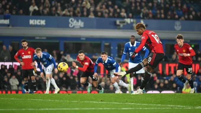 Fernandes (góc trái) nhìn Rashford sút phạt đền trong trận Man Utd thắng Everton 3-0 ở vòng 13 Ngoại hạng Anh tối 26/11 trên sân Goodison Park. Ảnh:PA