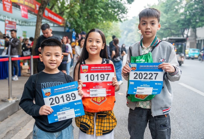 Nguyễn Viết Phú nhận Bib cùng ba người bạn ở Hà Tĩnh cùng tham gia Kun Marathon Hà Nội 2023. Ảnh: Tùng Đinh