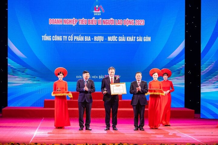 Ông Lester Tan, Tổng giám đốc SABECO nhận bằng khen “Doanh nghiệp tiêu biểu vì người lao động” 2023.