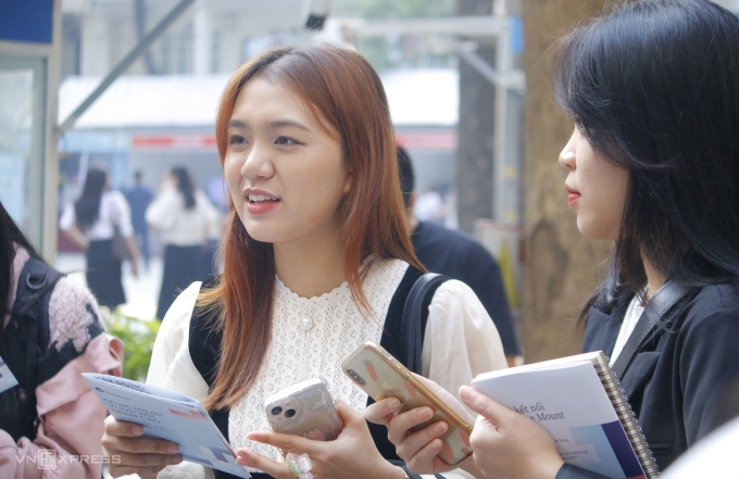 Bùi Thị Thu Trang, sinh viên năm cuối, chuyên ngành Tiếng Anh Thương mại, trường Đại học Ngoại thương, đang trao đổi với đại diện doanh nghiệp tại FTU Career Fair, sáng 25/11. Ảnh: Thanh Hằng