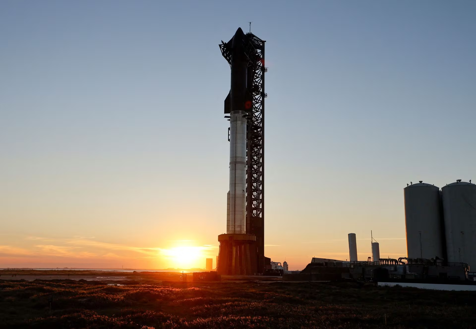 spacex hoan vu phong lai sieu tau vu tru starship den ngay mai 18 11 hinh 1