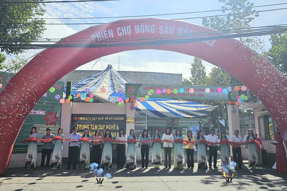 Cắt băng khai mạc Phiên chợ nông sản 2023