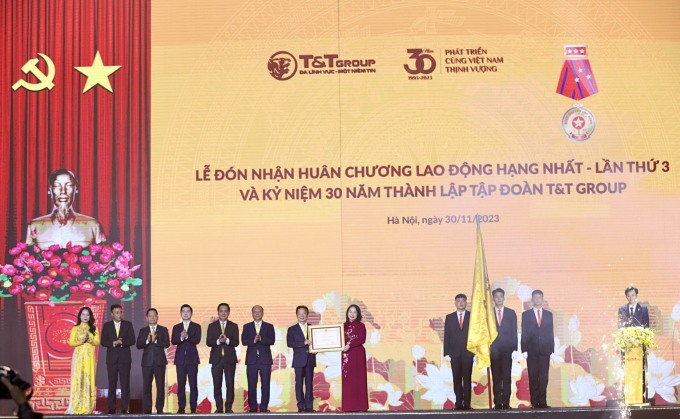 Bà Võ Thị Ánh Xuân. Phó Chủ tịch nước, trao Huân chương lao động hạng Nhất cho Tập đoàn T&T Group. Ảnh: T&T Group