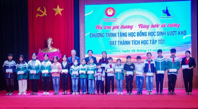 150 em học sinh vượt khó đạt thành tích học tập tốt đã được trao tận tay học bổng 2 triệu đồng mỗi em.