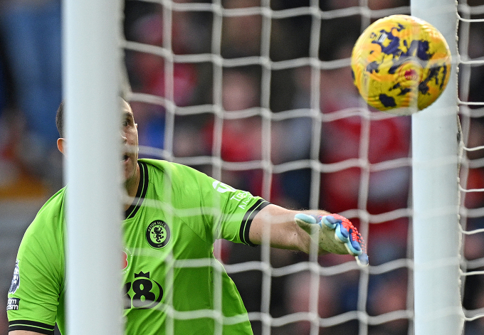 Martinez phản ứng chậm móc bóng khi bóng đã đi qua vạch vôi, dẫn đến bàn thua thứ hai khi Aston Villa thua 0-2 trên sân Nottingham Forest ở vòng 11 Ngoại hạng Anh ngày 5/11. Ảnh: AFP