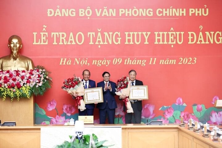 Thủ tướng Phạm Minh Chính trao Huy hiệu 50 năm tuổi Đảng tặng ông Trương Hòa Bình và Huy hiệu 45 năm tuổi Đảng tặng ông Phạm Gia Khiêm. (Ảnh: VGP/Nhật Bắc).