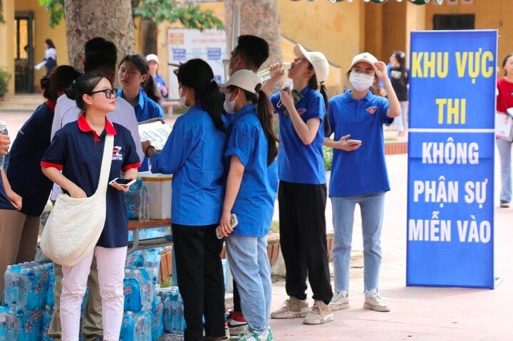 Các thí sinh tại Hưng Yên làm thủ tục dự thi vào lớp 10 năm học 2023. (Ảnh minh hoạ)