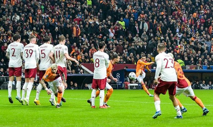 Pha dàn xếp đá phạt của Galatasaray. Ảnh: ANP