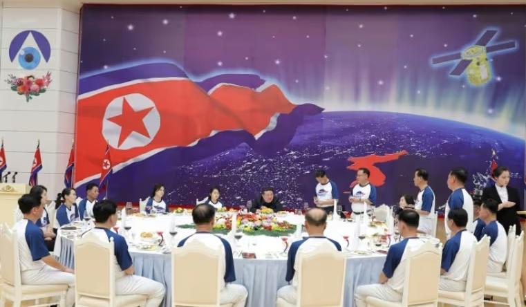 ong kim jong un to chuc su kien an mung sau khi trieu tien phong thanh cong ve tinh hinh 2