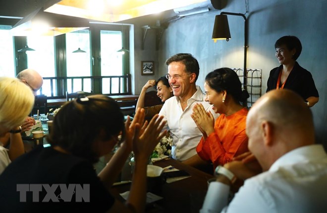 Thủ tướng Hà Lan Mark Rutte uống trà ở Hà Nội