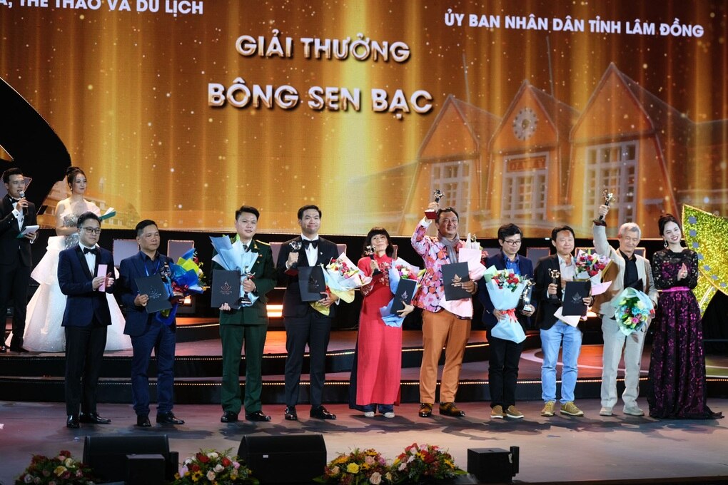 Tro tàn rực rỡ giành giải Bông sen Vàng, Đất rừng phương Nam trắng tay - 2