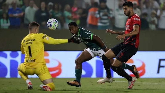 Endrick (áo xanh) ghi bàn trong trận Palmeiras thắng Atletico Paranaense 1-0 hôm 4/11 ở vòng 32 giải vô địch Brazil, trên sân Barueri. Ảnh: OGlobo