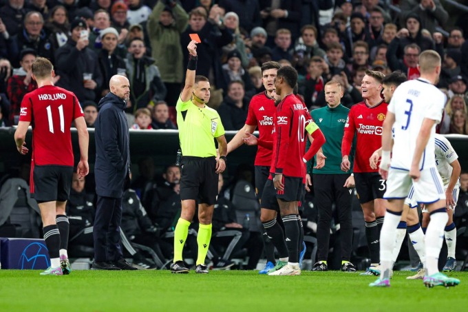 Trọng tài phạt thẻ đỏ trực tiếp đối với Marcus Rashford, trong trận Copenhagen - Man Utd ở vòng bảng Champions League hôm 8/11, trên sân Parken. Ảnh: Imago