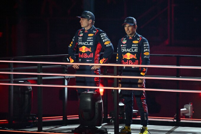 Hai tay đua của Red Bull - Max Verstappen (trái) và Sergio Perez - trong lễ khai mạc Grand Prix Las Vegas, Mỹ ngày 15/11/2023. Ảnh: AFP