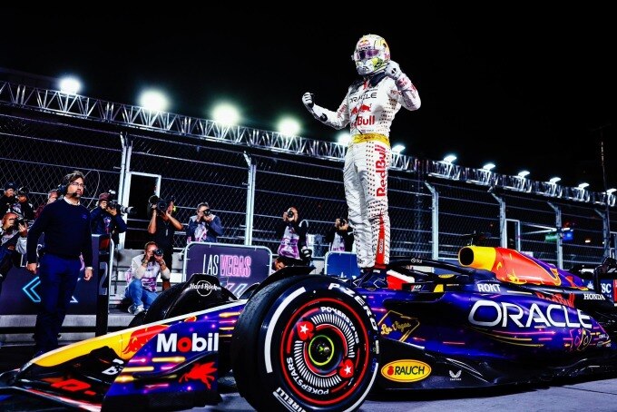 Verstappen mừng chiến thắng trên chiếc RB10. Ảnh: Red Bull Racing