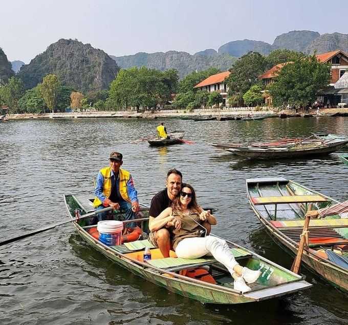 Khách Tây Ban Nha du lịch Ninh Bình hồi tháng 11. Ảnh: Nguyễn Anh Tuấn