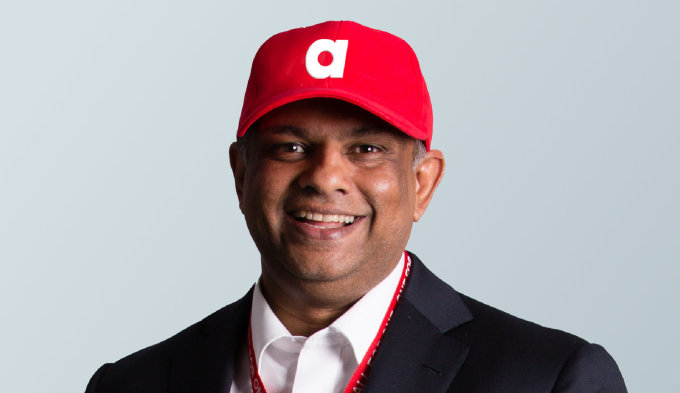 Theo ông Tony Fernandes, AirAsia thành công nhờ cung cấp dịch vụ bay chất lượng cao, với chi phí tốt nhất, đồng thời đặt nhân viên lẫn hành khách lên hàng đầu. Ảnh: AirAsia