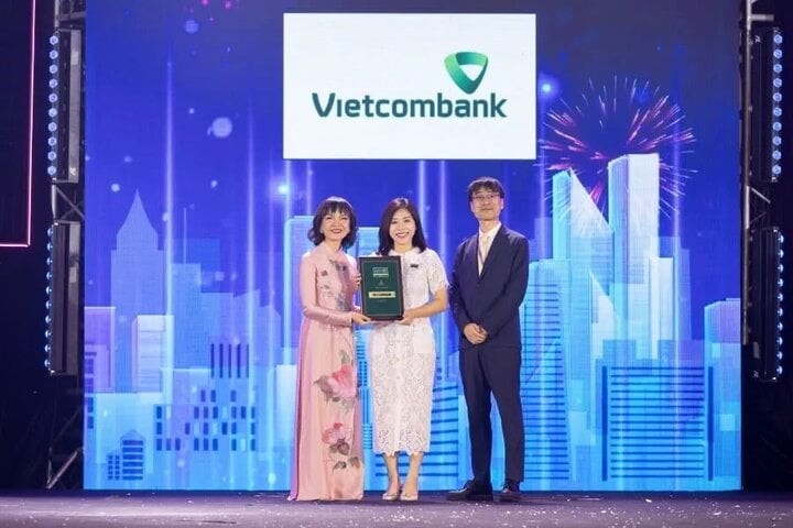 Bà Nguyễn Thị Minh Hải - Phó trưởng Văn phòng đại diện Vietcombank tại TP.HCM (đứng giữa) nhận giải thưởng do Ban tổ chức trao tặng.