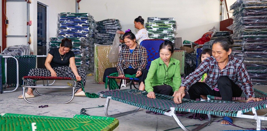 Bằng sự khéo léo, đảm đang của mình, phụ nữ Vĩnh Phúc đã tích cực tham gia lao động, làm việc trong ngành công nghiệp, tiểu thủ công, làng nghề truyền thống. (Nguồn: Cổng thông tin tỉnh Vĩnh Phúc)