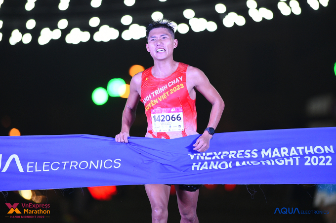 Vũ Đình Duân về nhất VnExpress Marathon Hanoi Midnight 2022. Ảnh: VM