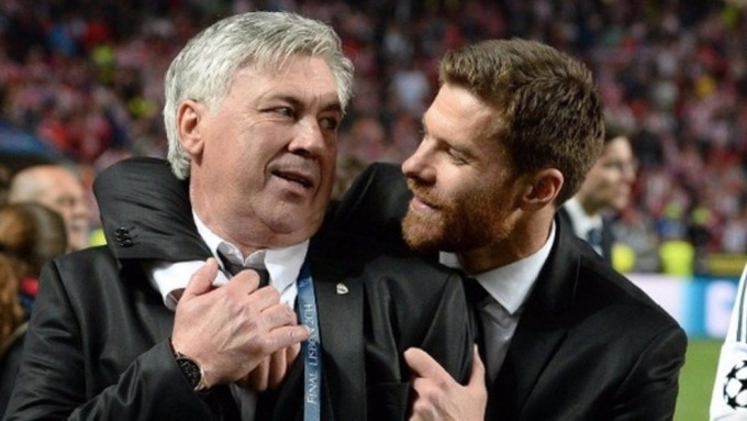 Alonso (phải) từng là học trò của Ancelotti ở Real và Bayern. Ảnh: El Chiringuito