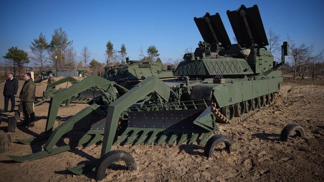 Xe bọc thép Assault Breacher ở Ukraine. (Nguồn: Forbes)