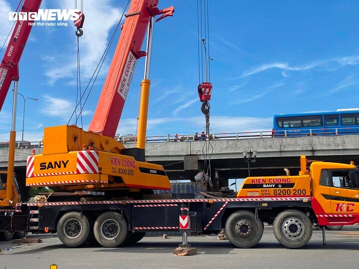 Hiện trường nơi container lật xuống đường, dầu nhớt tràn ra khắp đường. (Ảnh: Thy Huệ)