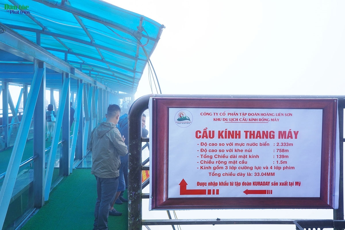 Hệ thống thang máy đặc biệt có độ cao 300 m, thiết kế 3 mặt kính cường lực trong suốt, chạy dọc từ chân núi tới cầu kính với một phần thang nằm trong lòng núi