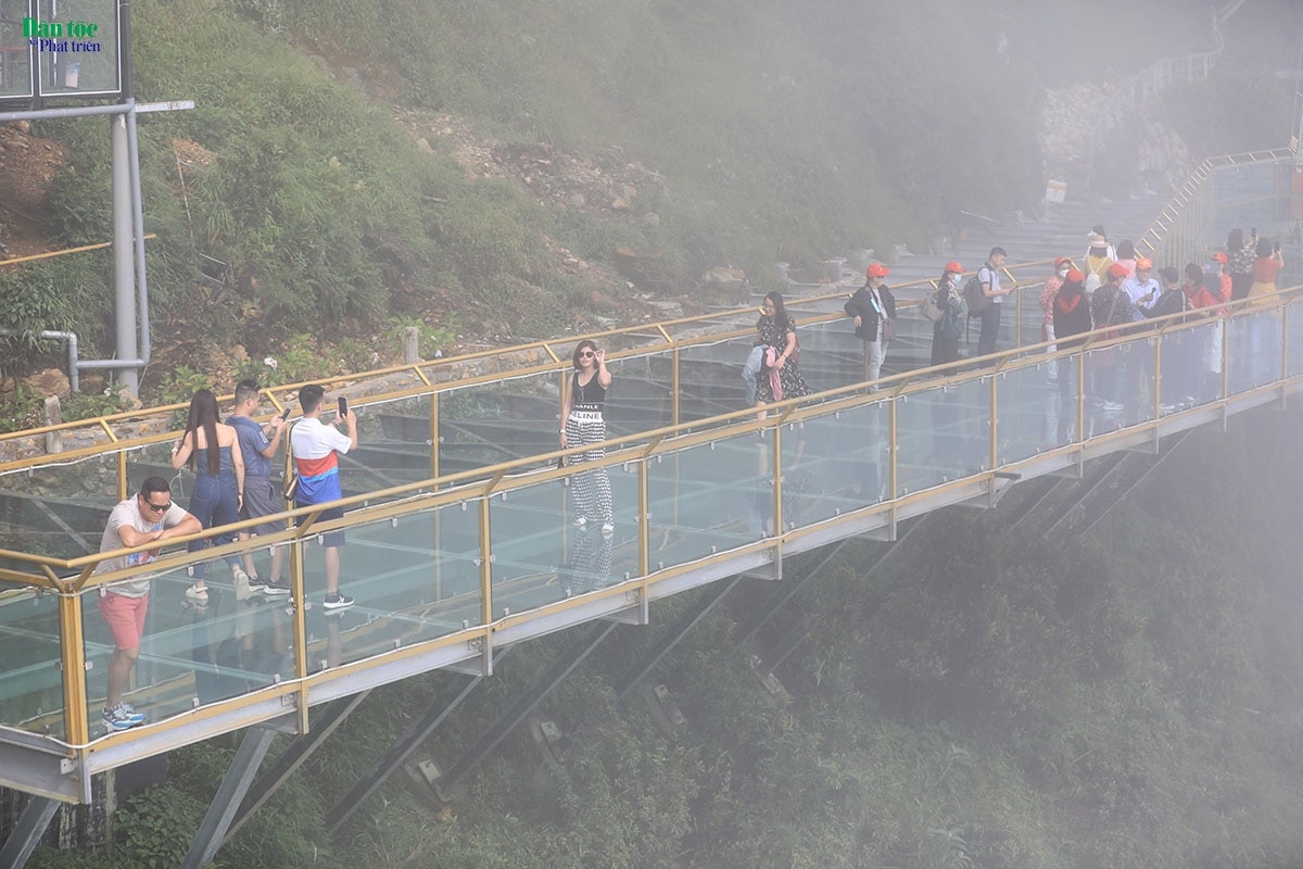 Cầu kính Rồng Mây Lai Châu nằm trong quần thể khu du lịch nghỉ dưỡng Thác trắng đèo Hoàng Liên Sơn cách thị xã Sa Pa (Lào Cai) 17 km, cách Tp. Lai Châu 46 km. Từ đây, du khách có thể ngắm được nhiều phong cảnh đẹp, thơ mộng, núi non hùng vĩ, trùng điệp, mây ôm núi có thể ghi vào ống kính những khoảnh khắc ấn tượng