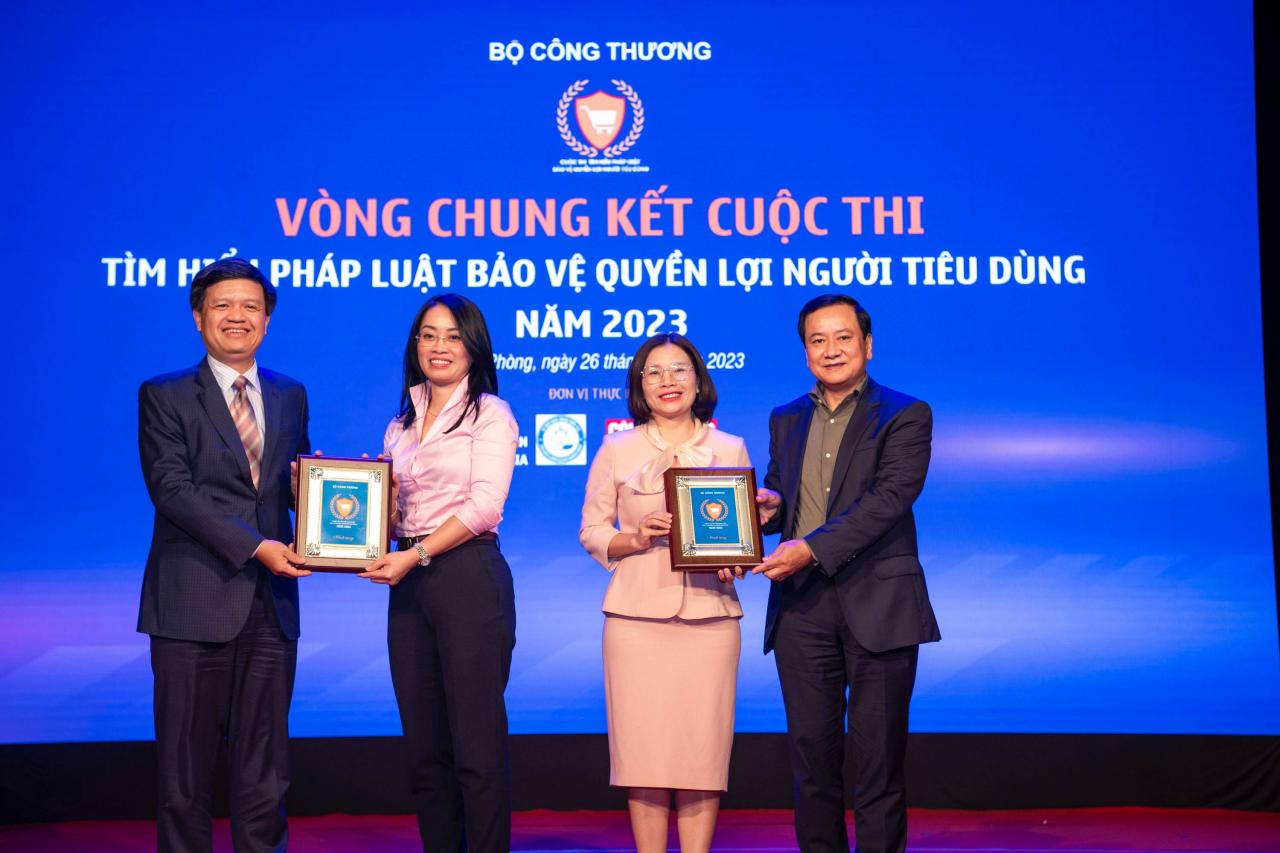 Đại diện lãnh đạo Ủy ban Cạnh tranh Quốc gia và Tạp chí Công Thương - hai đơn vị phối hợp tổ chức Cuộc thi - nhận kỷ niệm chương