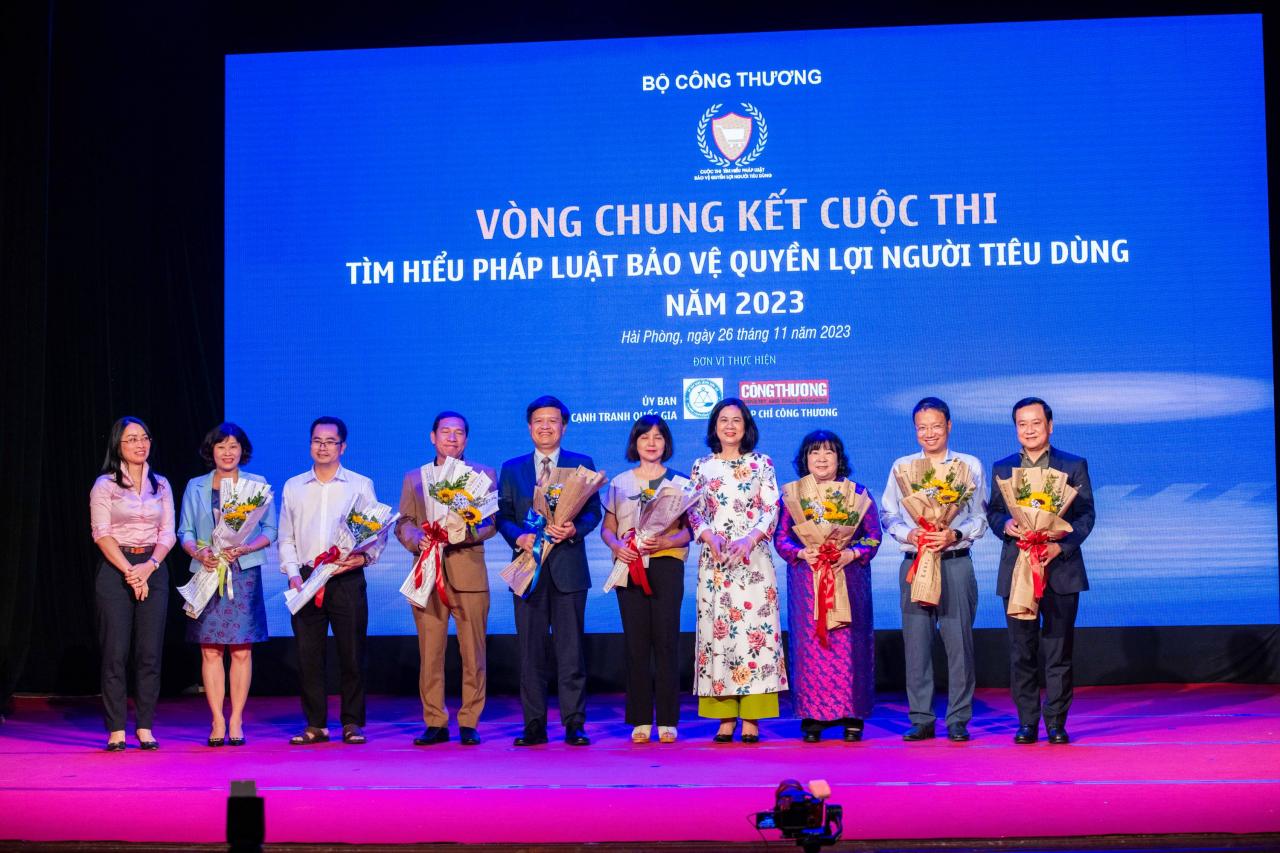 Trao hoa cho Ban giám khảo, Ban cố vấn và Tổ trọng tài Cuộc thi