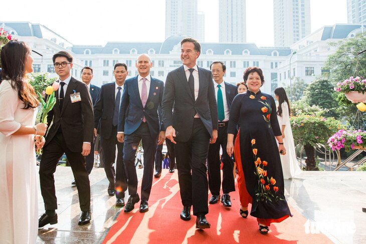 Thủ tướng Hà Lan Mark Rutte đến thăm Trường THPT chuyên Hà Nội - Amsterdam chiều 2-11, ngay trong dịp hai nước kỷ niệm 50 năm thiết lập quan hệ ngoại giao - Ảnh: DANH KHANG