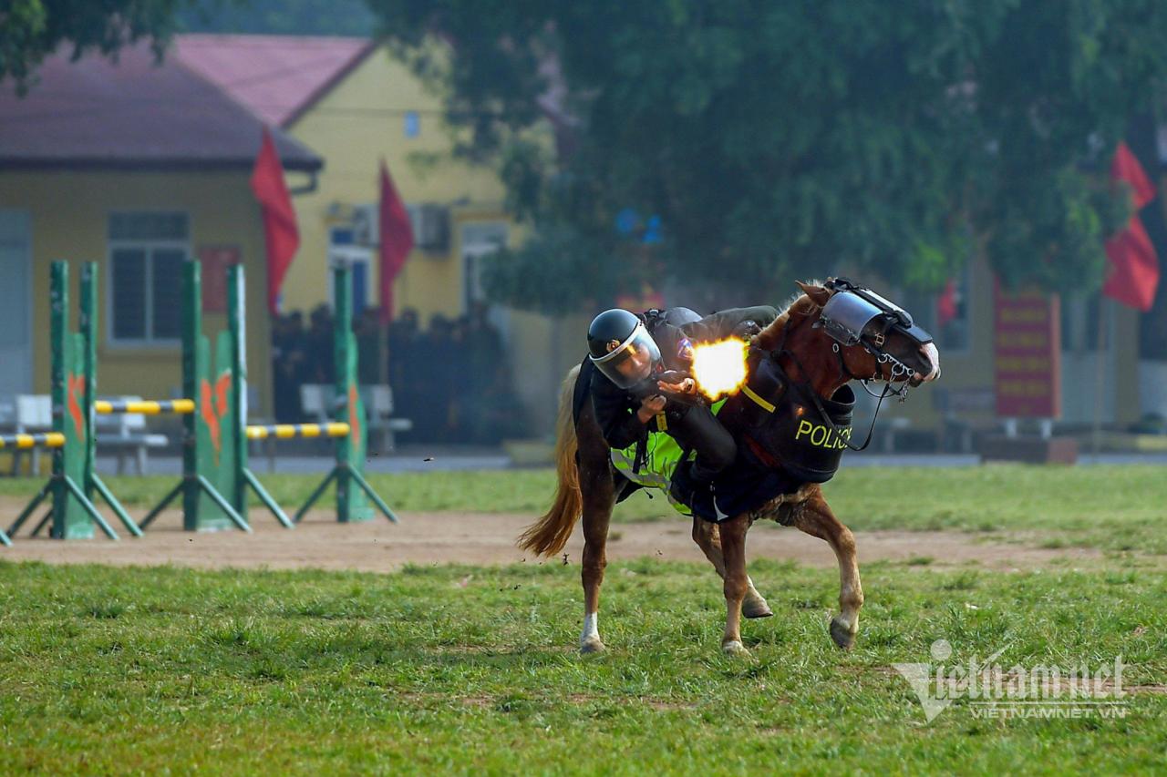 canh sat co dong 19.jpg